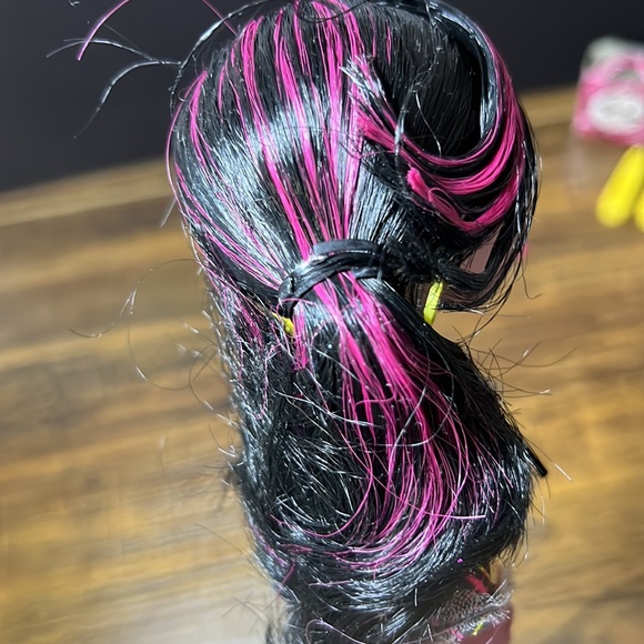 Mattel Monster High I Love Shoes Draculaura Doll with Shoe Collection - Picture 10 of 10